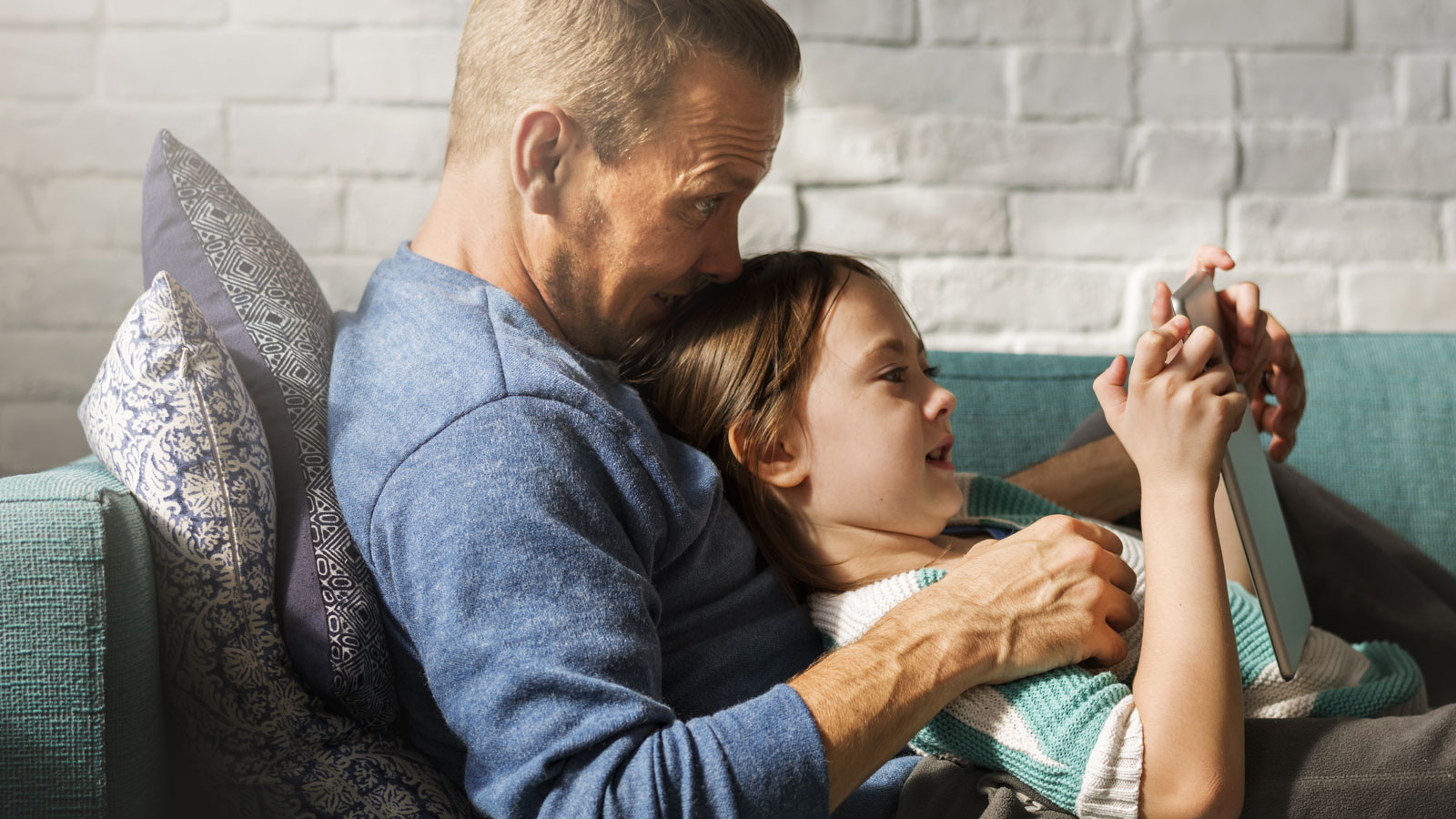 Девочка обнимает отца. Девочка подросток обнимает отца. Фотосессия папа и дочка. Девочка и дядя. Подростки и родители.