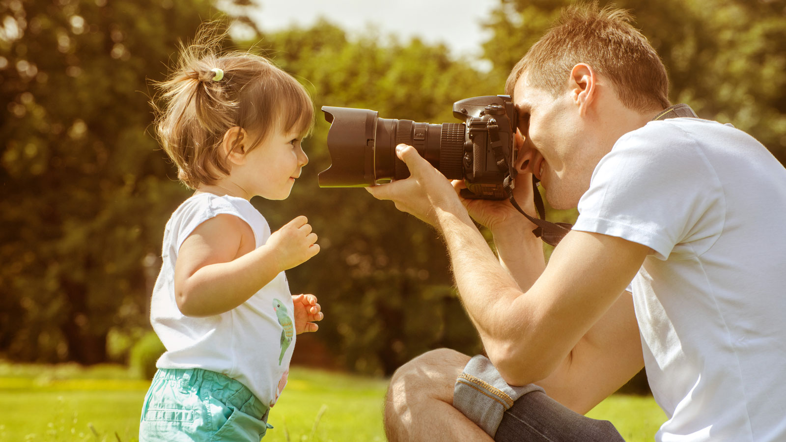 Научи папу играть. Фотограф фотографирует семью. Папа фотографирует. Родитель фотографирует ребенка. Семья фотографируется фотоаппарат.