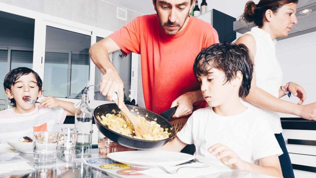 Familie spiser middag på kjøkkenet. Foto: Shutterstock