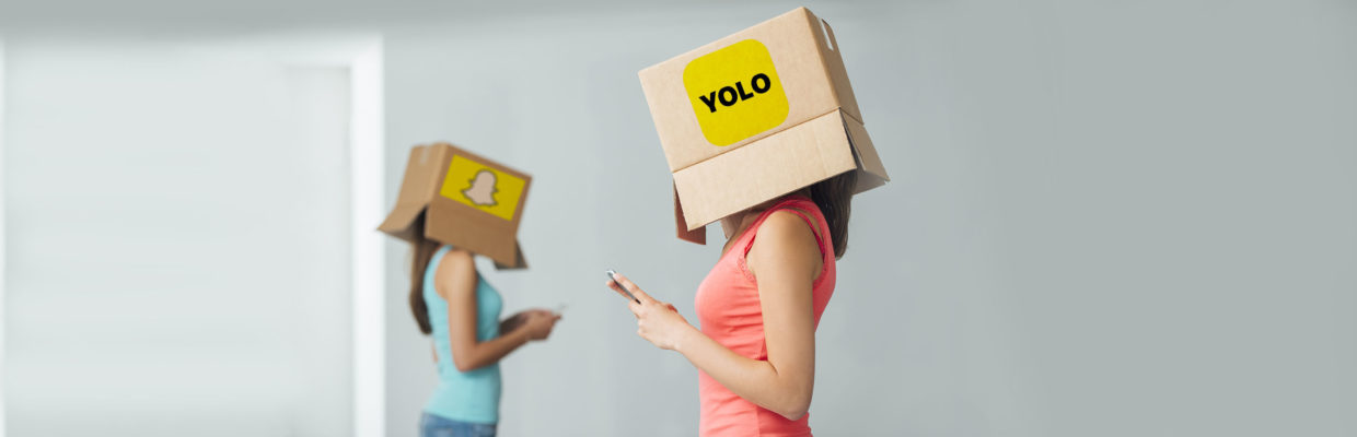 Bildet viser to un jenter med hver sin pappeske over hodet, på den ene står det Yolo, på den andre vises Snapchat-logoen. Foto: Shutterstock og Barnevakten