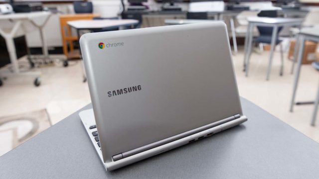 Foto: Shutterstock. Bildet viser en Samsung datamaskin plassert på en skolepult.