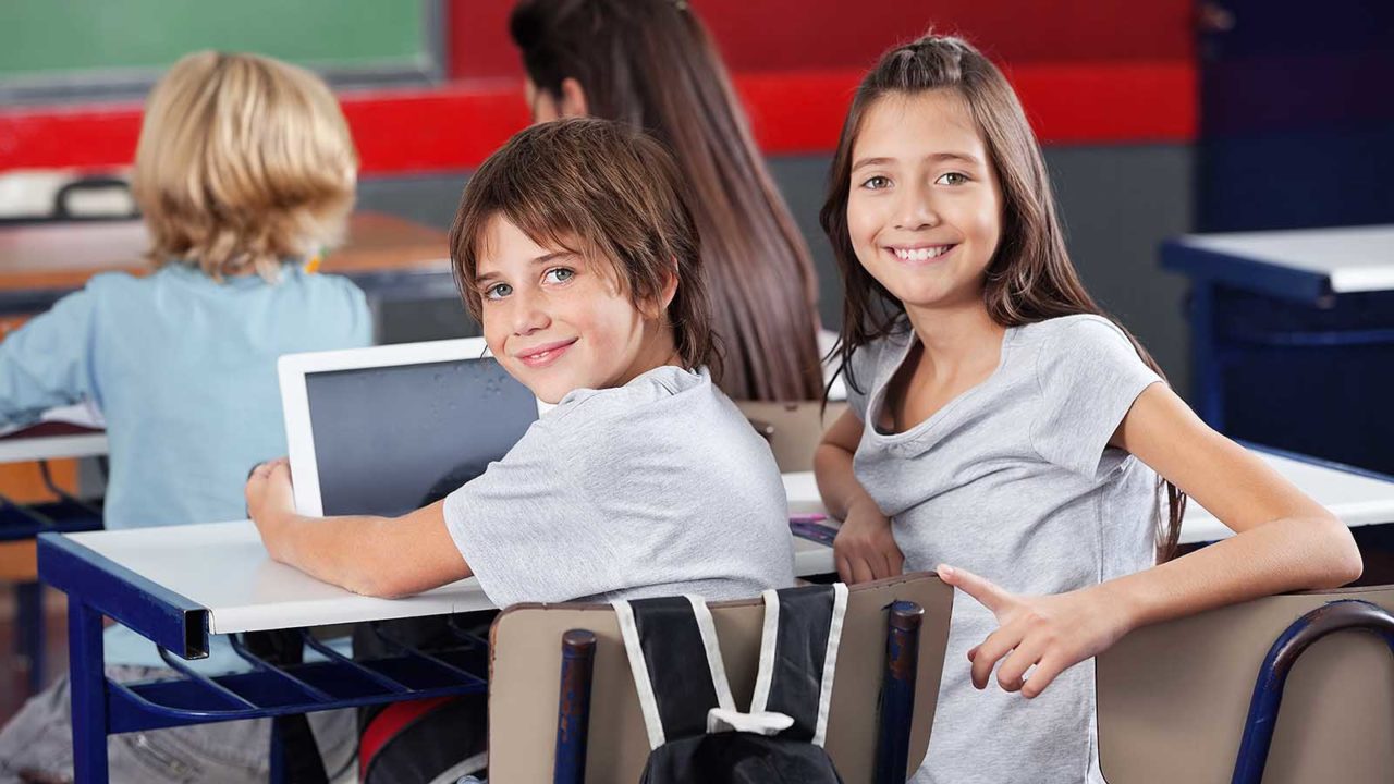 Foto: Shutterstock. Bildet viser to elever i klasserom.