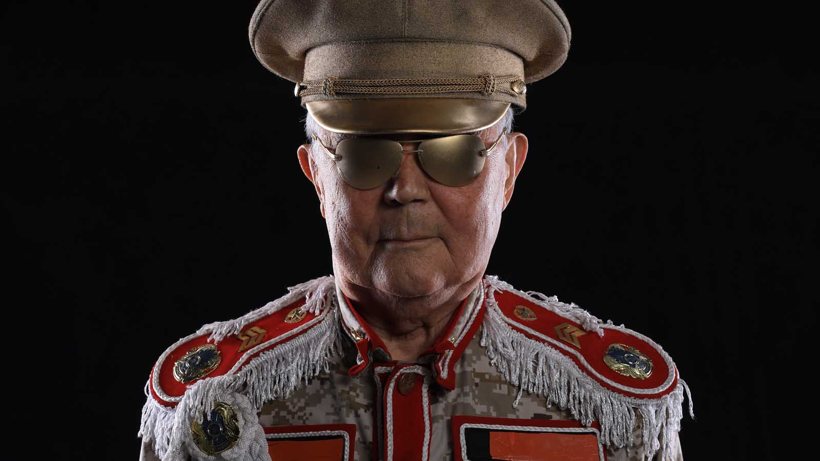 Foto: Shutterstock / Peyker. Bildet viser en eldre mann ikledd en uniform som skal gi autoritet, men som samtidig ser noe pjuskete ut.