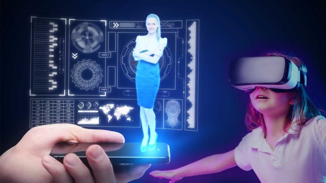 Foto: Shutterstock / SOK Studio / Peshkova / Barnevakten. Bildet viser ei jente med VR-briller og et hologram av en kvinne som vises opp fra en mobiltelefon.