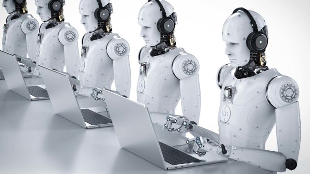 Foto: Shutterstock. Bildet viser robotorer som skriver på tastatur.