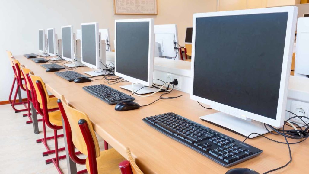 Foto: Shutterstock / Ben Schonewille. Bildet viser datamaskiner stilt opp på et langbord.