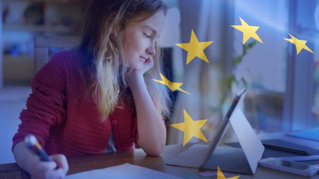 Foto: Shutterstock og Barnevakten. Bildet viser ei jente som benytter et nettbrett. EU-flagget skinner grafisk gjennom bildet.