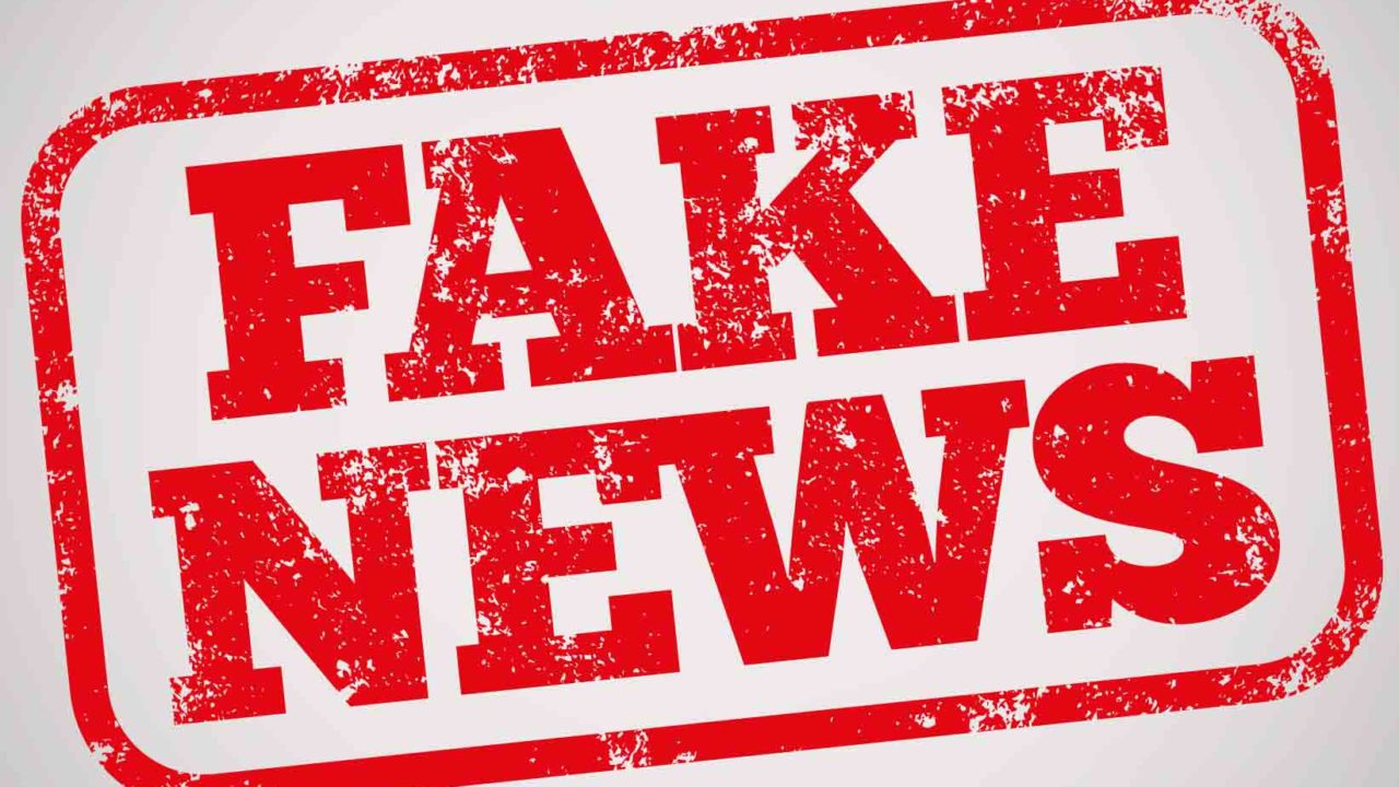 Foto: Shutterstock / Deepstock. Bildet viser et stempelavtrykk med teksten "Fake News".