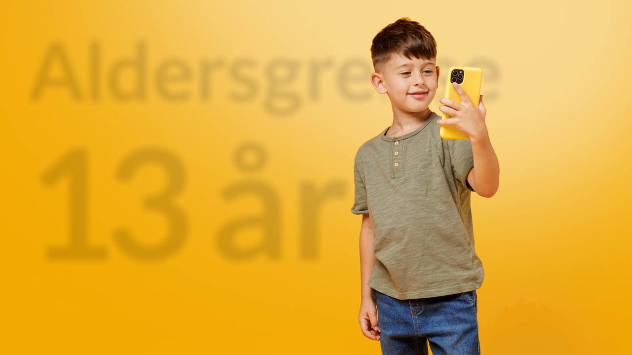 Foto: Shutterstock / ViDI Studio. Bildet viser en gutt som holder en telefon.