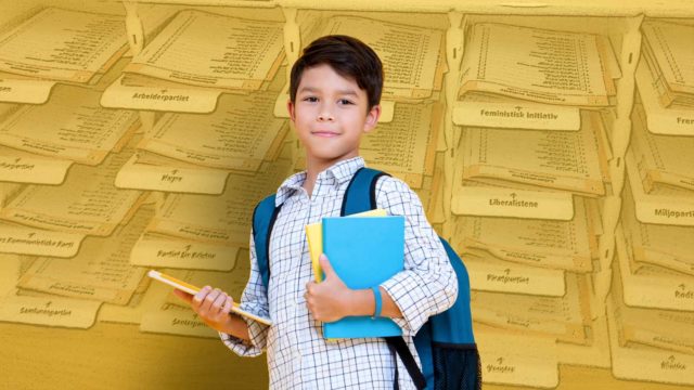 Foto: Shutterstock / Barnevakten / Atstock Productions. Bildet viser en gutt med skolesekk og nettbrett. I bakgrunnen skimtes stemmesedler fra ulike partier.