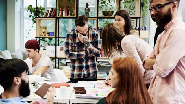 Foto: Shutterstock / GaudiLab. Bildet viser foreldre i samtale i et klasserom.