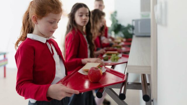 Foto: Shutterstock / Halfpoint. Bildet viser elever ved matdisken.