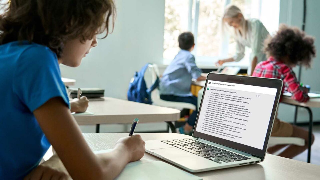 Foto: Shutterstock / Ground Picture / Barnevakten. Bildet viser en elev som sitter i klasserommet og noterer med kulepenn. Han ser på en dataskjerm.