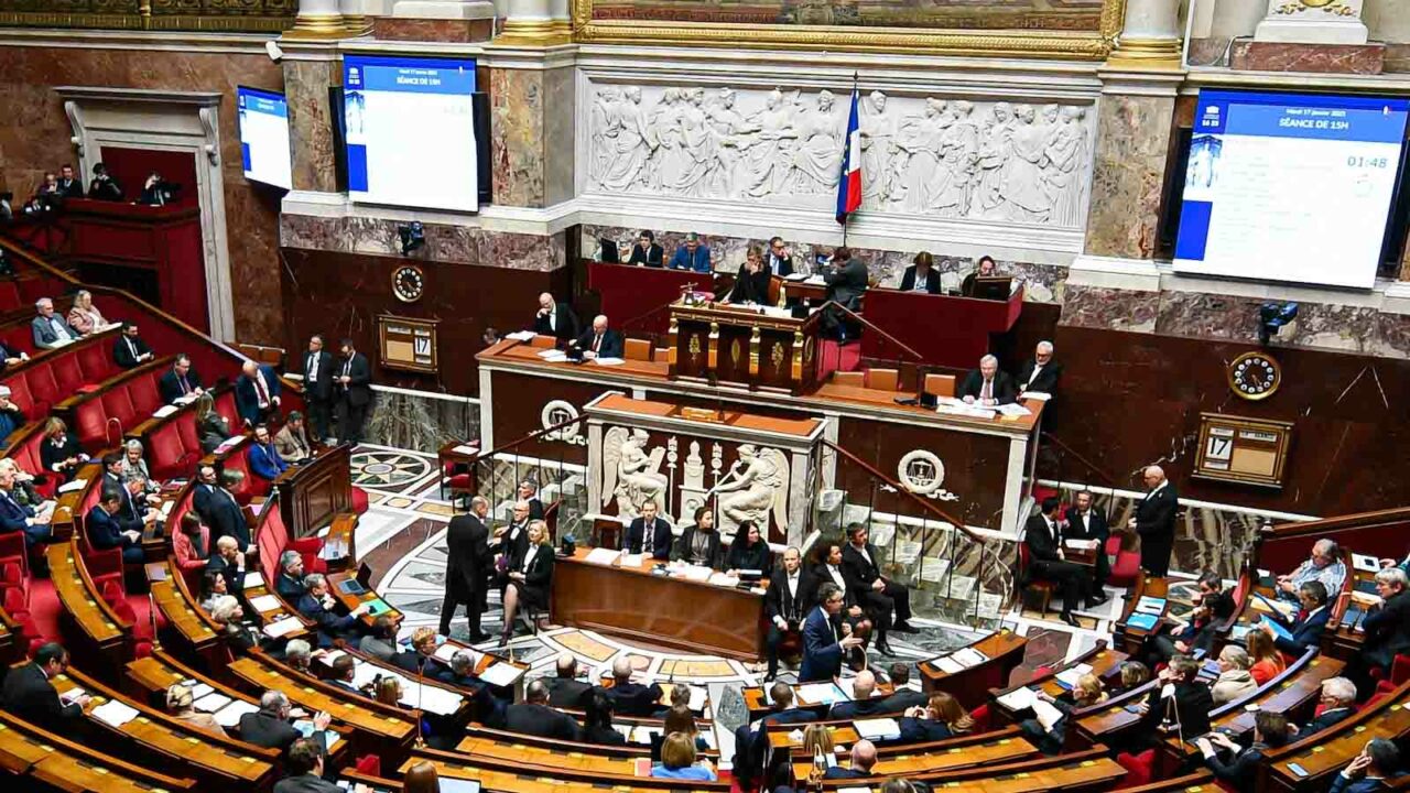 Foto: Shutterstock / Victor Joly. Bildet viser parlamentet i Frankrike, innendørs.