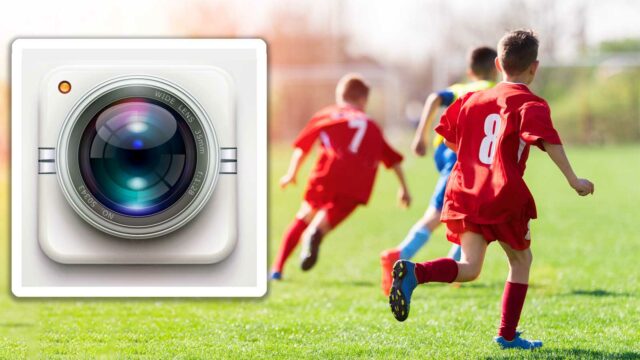 Foto: Shutterstock / Pixel Embargo / Fotokostic / Barnevakten. Bildet viser gutter som spiller fotball. Montert inn i bildet vises et kamera.