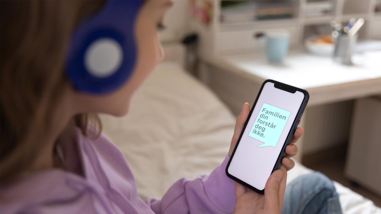 Foto: Shutterstock / fizkes / Barnevakten. Bildet viser ei jente som leser på mobiltelefon: "Familien din forstår deg ikke".
