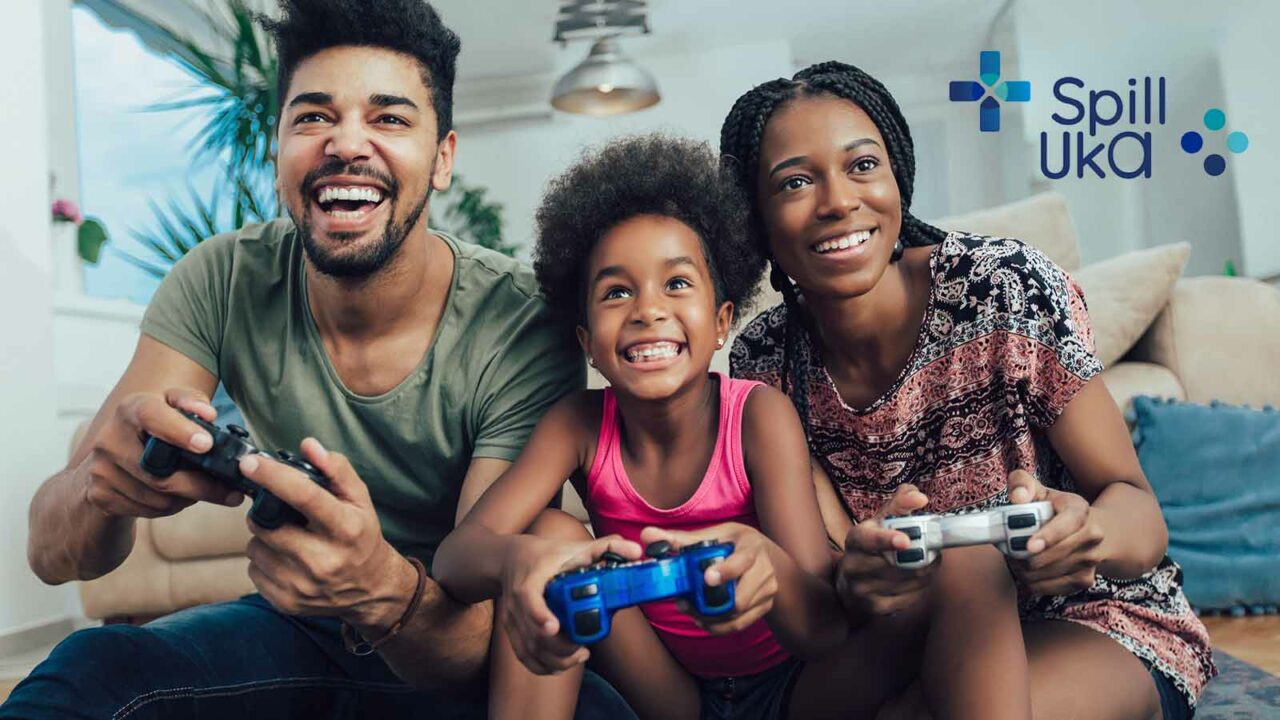 Foto: Shutterstock / adriaticfoto. Bildet viser en familie som gamer sammen hjemme i stua.