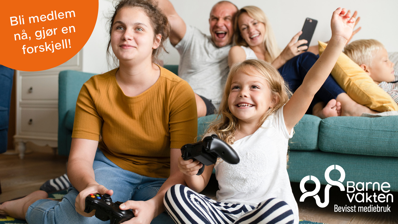 Bildet illustrerer en familie som engasjerer seg i barnas digitale aktiviteter – en påminnelse om at med bevisst mediebruk kan teknologi bli en positiv arena for læring og fellesskap. Som gave gir Barnevakten-medlemskapet foreldre trygghet til å delta aktivt i barnas digitale liv, og barna får nyte godt av sikre rammer og informerte voksne.